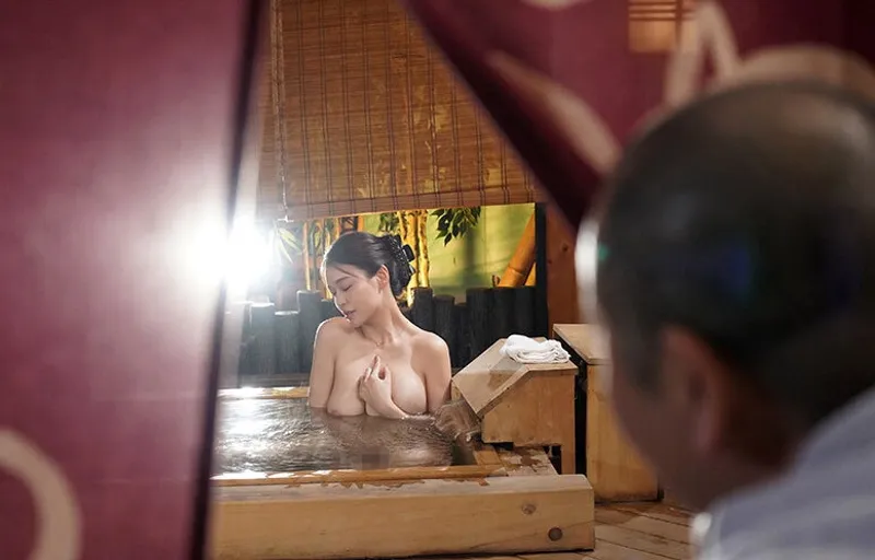 Bạn gái của con trai bị bố người chồng nhìn trộm khi đang tắm rồi chịch đến mang thai